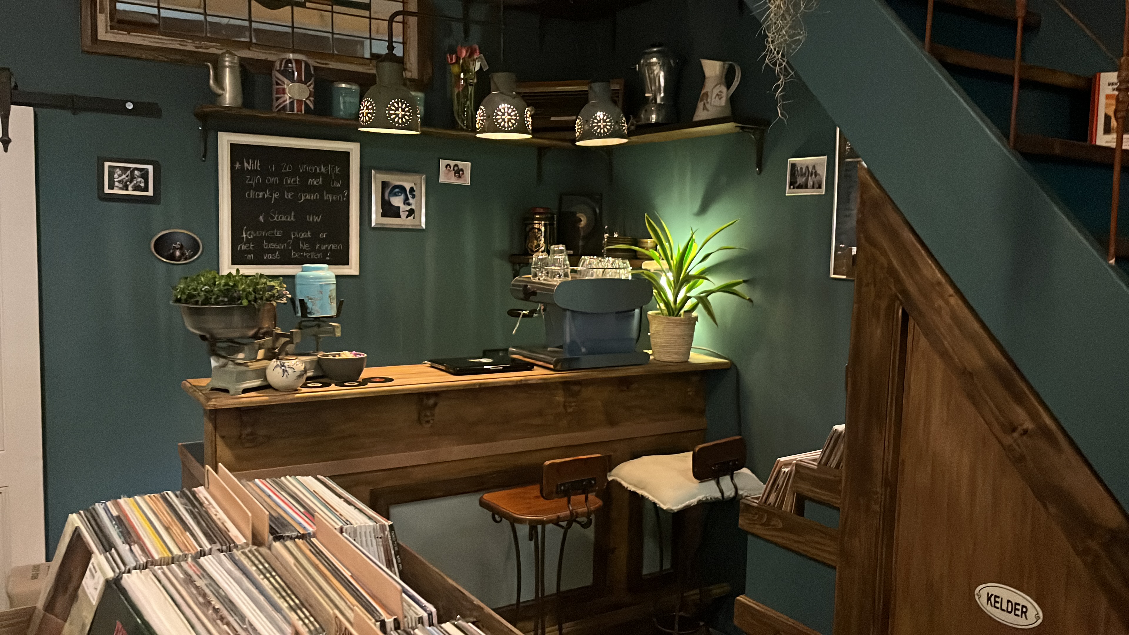 De gezellige koffiehoek en balie