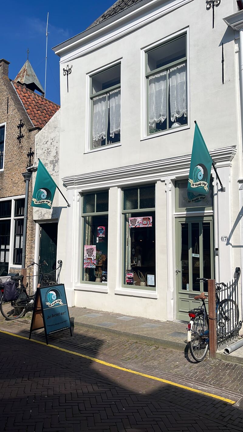 De winkel van 72 Seaside Vinyl aan de Sint Domusstraat in Zierikzee